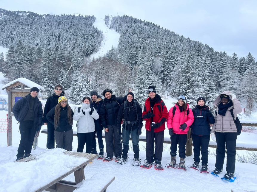 Une image contenant plein air, personne, neige, cielLe contenu généré par l’IA peut être incorrect.