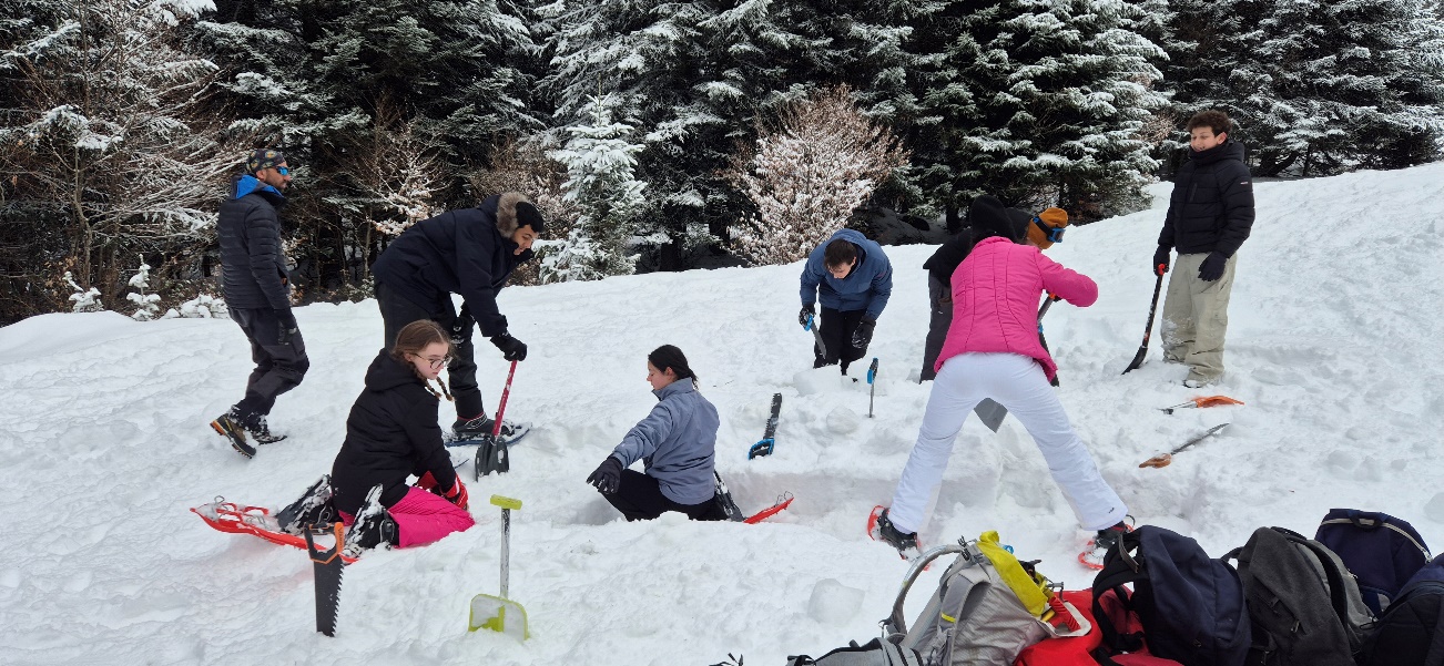 Une image contenant plein air, neige, personne, chaussuresLe contenu généré par l’IA peut être incorrect.